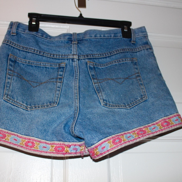 floral embroidered vintage jean shorts - Picture 5 of 5